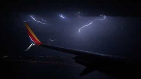 Scary lightning storm prevents plane from landing