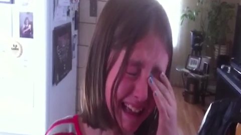 Girl Finds Out She's Going To A Justin Bieber Concert