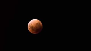 Rara Super Lua Azul de Sangue vista nitidamente na Austrália