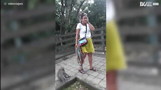 Un singe tente de manger les cheveux d'une touriste