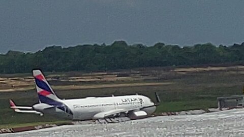 Airbus A320 PR-TYV no pushback antes de decolar de Manaus para Guarulhos