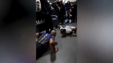 Jon Jones does a push up contest with legless fighter Zion Clark #jonjones #ufc