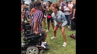 Man in wheelchair can't stop dancing during music festival