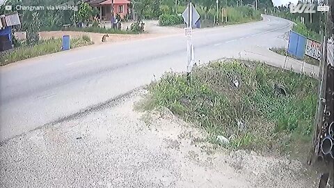 Un camion perd le contrôle et se retrouve au dessus d'un motard