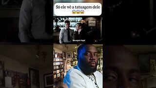 Só ele vê a tatuagem dele