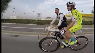 Refeição em duas rodas: Ciclista almoça enquanto pedala