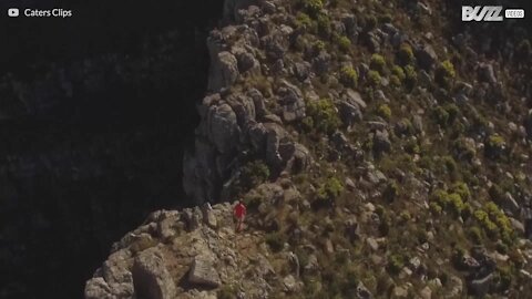 Un coureur filmé par un drone du côté la montagne de la Table.