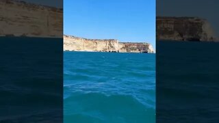 Passeio de barco à Caverna de Benagil e à costa de Carvoeiro. Lagoa, Algarve, Portugal.