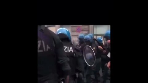 ROMA: CORTEO CONTRO GREEN PASS. Poliziotto in borghese pesta manifestante