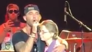 Country singer sings to mom with Alzheimer’s on stage