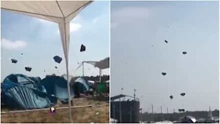 Tornado fa volare le tende ad un festival