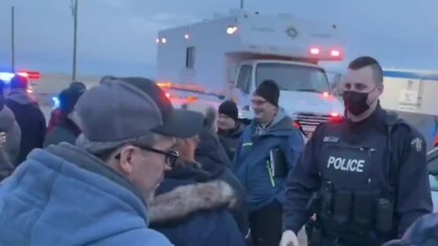 Truckers & Police In Coutts, Alberta, Canada Sings National Anthem Together At Freedom Convoy