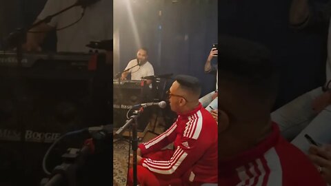 MANO BROWN ENSAIANDO A MÚSICA "EU TE PROPONHO" #SHORTS