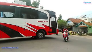 Bus at Simpang Tiga Kambalan, Kebumen
