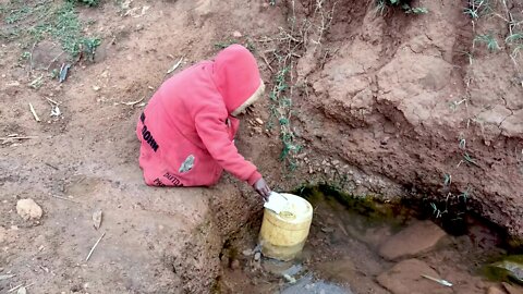 Young girl in Kenya works impressively hard to haul water for her family