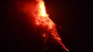 Vulcão Mayon em erupção noturna