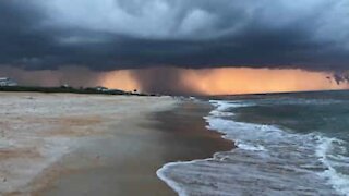 Une tempête s'abat soudainement sur une plage de Floride