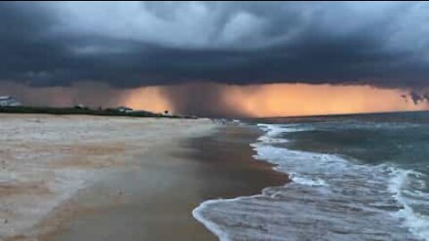 Une tempête s'abat soudainement sur une plage de Floride