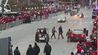 Police chase breaks out on parade route
