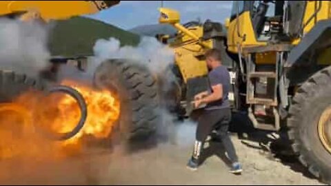 Homem usa fogo para trocar pneu de trator de forma bizarra