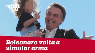 Bolsonaro volta a simular arma com criança