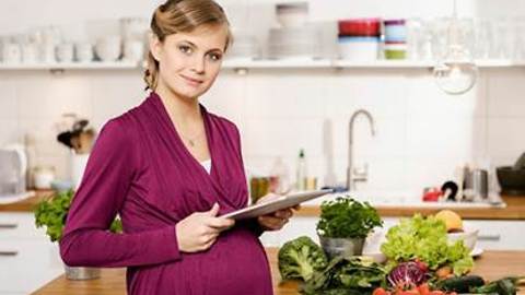 What should a pregnant woman do to make her baby becoming the smartest