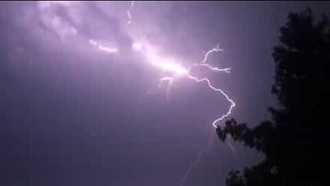 Relâmpagos impressionam em tempestade em Itália