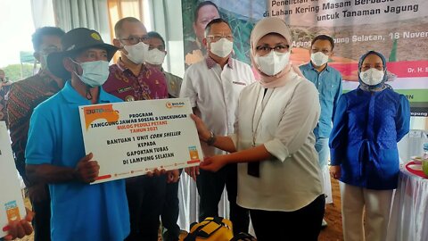Bulog Serahkan Bantuan Dua Unit Mesin Perontok Jagung ke Petani Jati Agung Lampung Selatan