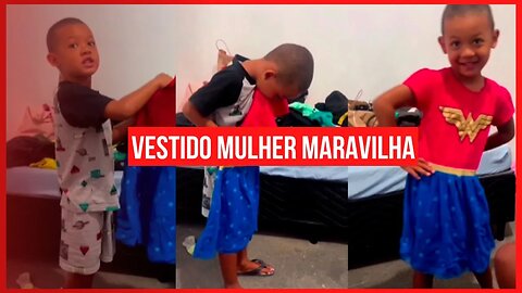 PAIS DÃO VESTIDO PARA FILHO DE PRESENTE