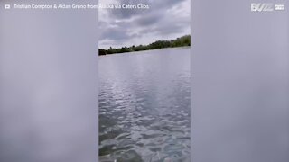 Jovem cai dentro de lago e sai de lá com um peixe na mão!