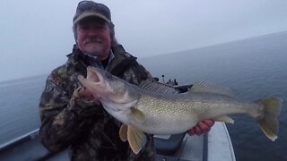 "How-To" Rig For Jigging Walleye (WALLEYE FISHING TIPS!)