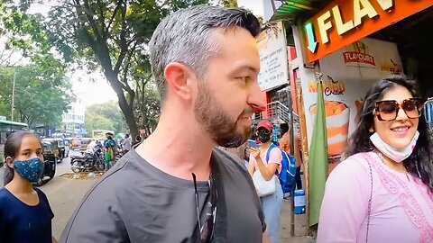 Foreigner bargains IN HINDI at Indian market in Pune 🇮🇳