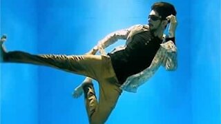 Cet homme danse sous l'eau en faisant de l'apnée