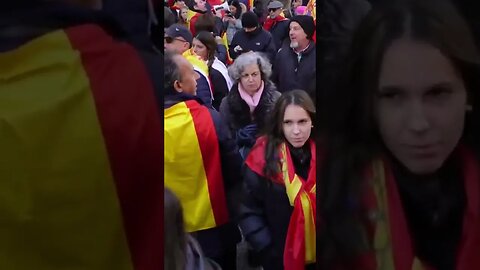🇪🇸 "Madrid será la tumba del Sanchismo" - cánticos en la Calle Ferraz, Madrid