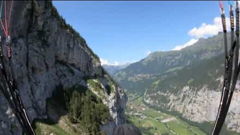 Aterrador choque de parapente contra penhasco na Suíça