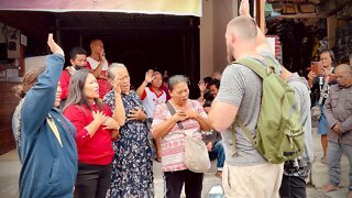 Market streets in Lake Toba listen intently, pray for Jesus Christ | Indonesia Mission