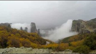 Misterioso nevoeiro filmado em time-lapse na Grécia