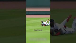 MLB Outfielder Makes a Diving Barehanded Catch