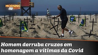 Tensão em praia do RJ: homem derruba cruzes em homenagem a mortos pela Covid-19