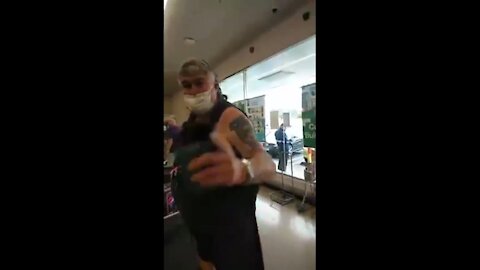 maskless man schools hostile staff + shoppers in NZ supermarket