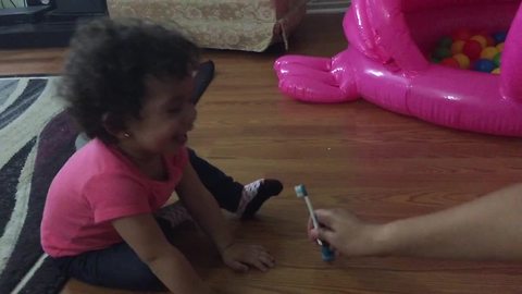 Baby finds "walking" toothbrush absolutely hysterical