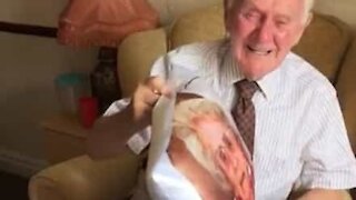 Ce vieil homme pleure en recevant un coussin à l'effigie de sa femme