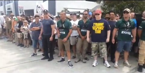 Australia: Customers form a wall to defend a coffee shop who refuses to enforce the vaxx pass