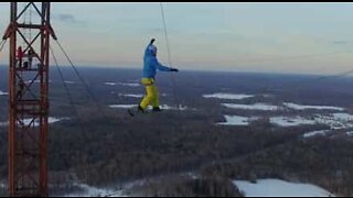 Aventureiro pratica slackline numa das torres mais altas da Rússia