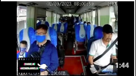 Vaxxident: Bus driver suffers a "sudden illness" behind the wheel and crashes. 💉🥶