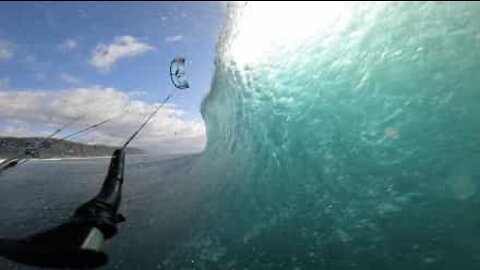 Kitesurfer pega tubo em onda no Havai