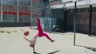 Cette gymnaste fait une bien agile basketteuse !