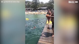 Homem faz lançamento de bola extremamente impressionante!