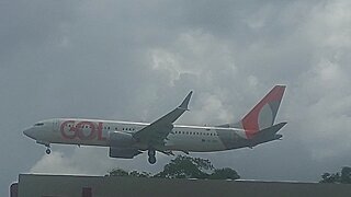 Boeing 737 MAX 8 PR-XMV and Airbus A321 PT-MXE coming to Manaus