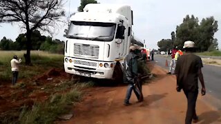 SOUTH AFRICA - Johannesburg - Tanker recovery on highway (Video) (EoS)